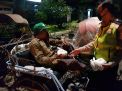 Tunjukkan Kepedulian, Polsek Krembangan Bagi-Bagi Makan Sahur Untuk Penarik Becak