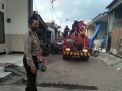 Panit Binmas Polsek Asemrowo Kawal Penyemprotan Disinfektan di Pemukiman