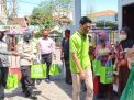 Kapolsek Kenjeran Pimpin Pembagian Paket Susu Untuk Balita Kampung Tangguh