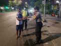 Polsek Krembangan Bagikan Masker Gratis Ke Pejalan Kaki