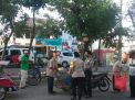 Kapolsek Kenjeran Bersama Anggota Bagikan Daging Kurban Ke Penarik Becak