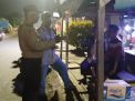 Babinkamtibmas Bulak Banteng Pantau Keamanan Pemukiman Melalui Patroli Malam