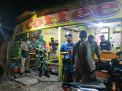 Tegakkan Jam Malam, Personil Polsek Semampir Bersama Koramil & Satpol PP Lakukan Penertiban Warung-Warung