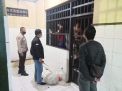 Polsek Kenjeran Lakukan Cek Rutin Ruang Tahanan Antisipasi Penyelundupan Barang Terlarang