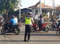 Unit Lantas Polsek Asemrowo Beri Pelayanan Kepada Pekerja Lewat Pengaturan Pagi