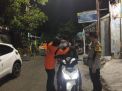 Babinkamtibmas Sidotopo Wetan Bagikan Masker Gratis di Jalan Platuk Donomulyo