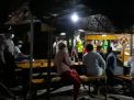Polsek Asemrowo Bersama Personil Satpol PP & Linmas Gelar Operasi Jam Malam, Sasar Warung-Warung