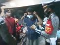 Polsek Asemrowo Sambang Warkop Dalam Rangka Operasi Penertiban Masker
