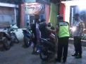 Polsek Asemrowo Lakukan Operasi Penertiban Masker Bareng Linmas di Jalan Asem Raya
