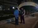 Satsabhara Polres Tanjung Perak Patroli Malam di Pelabuhan Kalimas, Sampaikan Pesan Kamtibmas