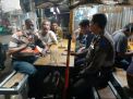 Babinkamtibmas Krembangan Utara Sosialisasi SPKT Door To Door Pada Pengunjung Warkop