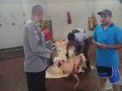 Babinkamtibmas Sidotopo Pantau Proses Penyembelihan Hewan di RPH