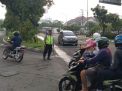 Unit Lantas Polsek Asemrowo Bantu Keberangkatan Pekerja Lewat Pengaturan Pagi
