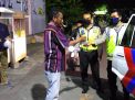 Berbagi Kebahagiaan Ditengah Pandemi Covid-19, Polsek Krembangan Bagikan Makan Sahur