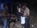 Kanit Binmas Polsek Kenjeran Bagi-Bagi Nasi Bungkus Untuk Makan Sahur