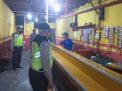 Tegakkan Aturan PSBB, Polsek Krembangan Patroli Warkop & Bubarkan Pengunjung