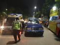 Polsek Asemrowo Lakukan Penyekatan Kendaraan di Pospam Jalan Dupak Rukun