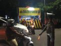 Personil Piket Pospam Polsek Asemrowo Lakukan Penyekatan Kendaraan