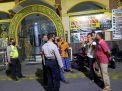 Sambang Masjid, Personil Polsek Krembangan Ingatkan Jamaah Untuk Disiplin Memakai Masker