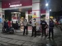 Polsek Asemrowo Patroli SPBU di Malam Hari, Sampaikan Waspada Kriminalitas