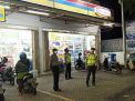 Polsek Asemrowo Lakukan Patroli Malam di Mini Market, Sampaikan Pesan Waspada Pencurian & Uang Palsu