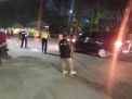 Personil Pospam Polsek Asemrowo Lakukan Penyekatan Cegah Mudik Lebaran Malam Hari
