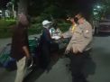 Kapolsek Kenjeran Bagikan Bantuan Beras Untuk Para Penarik Becak di Jalan Kedung Cowek