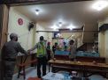 Polsek Semampir Bersama Koramil & Satpol PP Berikan Teguran Ke Pemilik Warung Yang Langgar Jam Malam
