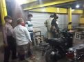 Polsek Asemrowo Laksanakan Operasi Jam Malam di Warung-Warung Yang Melanggar PPKM