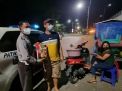 Polsek Kenjeran Bagikan Bantuan Sembako Kepada Pedagang Warung & Kios di Terowongan Suramadu