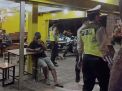 Kanit Lantas Polsek Asemrowo Pimpin Operasi Jam Malam, Sasar Warung-Warung