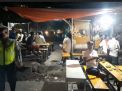 Polsek Asemrowo Bersama Satpol PP Lakukan Operasi Jam Malam, Bubarkan Kerumunan di Warung-Warung