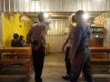 Polsek Asemrowo Gelar Operasi Jam Malam Bersama Satpol PP Diikuti Penertiban Masker di Warung-Warung