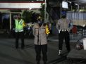 Kapolres Tanjung Perak Pimpin Patroli Skala Besar, Tertibkan Pengunjung Warung Tanpa Masker