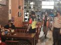 Personil Polsek Krembangan & Satpol PP Sambang Warkop, Lakukan Operasi Penertiban Masker