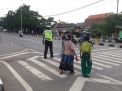 Unit Lantas Polsek Kenjeran Lancarkan Kepulangan Pekerja Lewat Pengaturan Sore