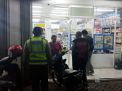 Patroli Malam di Mini Market, Polsek Asemrowo Titip Pesan Waspada Uang Palsu