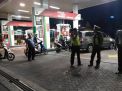 Pantau Keamanan SPBU, Unit Sabhara & Unit Lantas Polsek Pabean Cantikan Gelar Patroli Malam