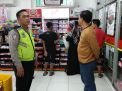 Polsek Semampir Gelar Patroli Malam di Mini Market, Titip Pesan Waspada Uang Palsu