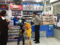 Polsek Asemrowo Pantau Keamanan Mini Market Lewat Patroli Malam