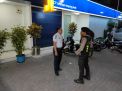 Patroli Malam di Kantor Bank, Satsabhara Polres Tanjung Perak Sampaikan Pesan Kamtibmas
