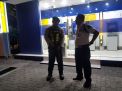 Satsabhara Polres Tanjung Perak Gelar Patroli Malam di Kantor Bank, Antisipasi Kriminalitas