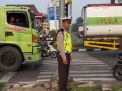 Unit Lantas Polsek Krembangan Bantu Keberangkatan Pekerja Melalui Pengaturan Pagi