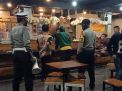 Personil Polsek Asemrowo Bubarkan Pengunjung Warung, Cegah Penyebaran Virus Corona