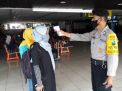 Angota Piket Pospam Polsek Pabean Cantikan Lakukan Pengecekan Suhu Badan Penumpang Kereta Api