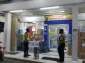 Polsek Pabean Cantikan Gelar Patroli Malam di Mini Market, Sampaikan Waspada Uang Palsu