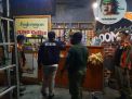 Polsek Kenjeran Gelar Operasi PPKM di Warkop, Ingatkan Aturan Jam Malam