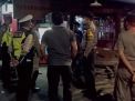 Kapolsek Asemrowo Pimpin Operasi Pemberlakuan Jam Malam, Datangi Warung & Toko-Toko Yang Masih Buka