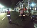 Sasar Warung & Toko, Polsek Semampir Bareng Personil Gabungan Gelar Operasi Pemberlakuan Jam Malam
