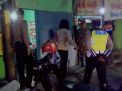 Kanit Binmas Polsek Asemrowo Pimpin Operasi Jam Malam Sasar Warung-Warung